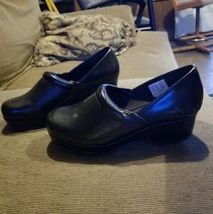 Cherokee nursing clogs